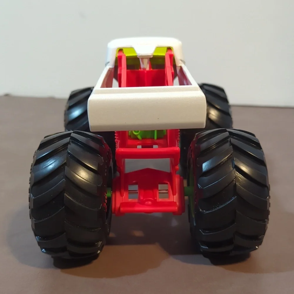 2015 Hot Wheels 1/24 monster trucks HW Pizza Co 4x4 Chevy truck monster jam